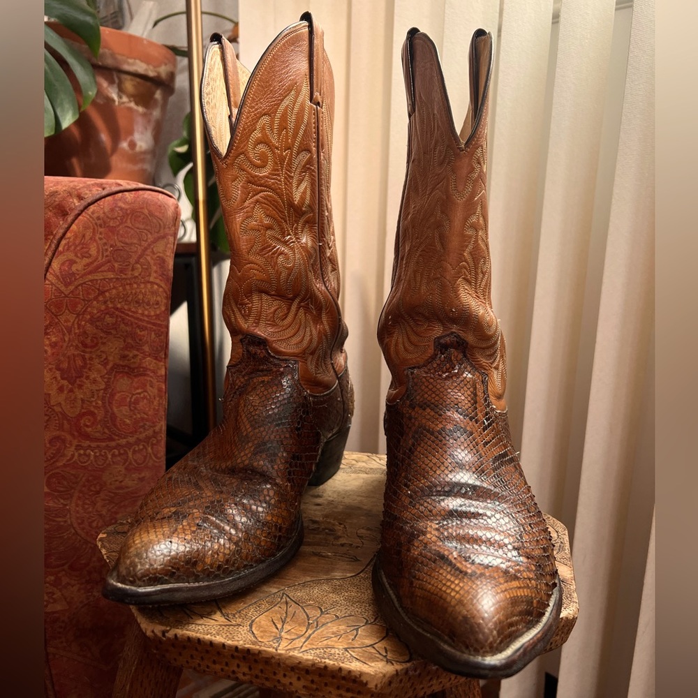 SOLD Vintage Brown Leather Justin Western Boots.
Size: 11.5